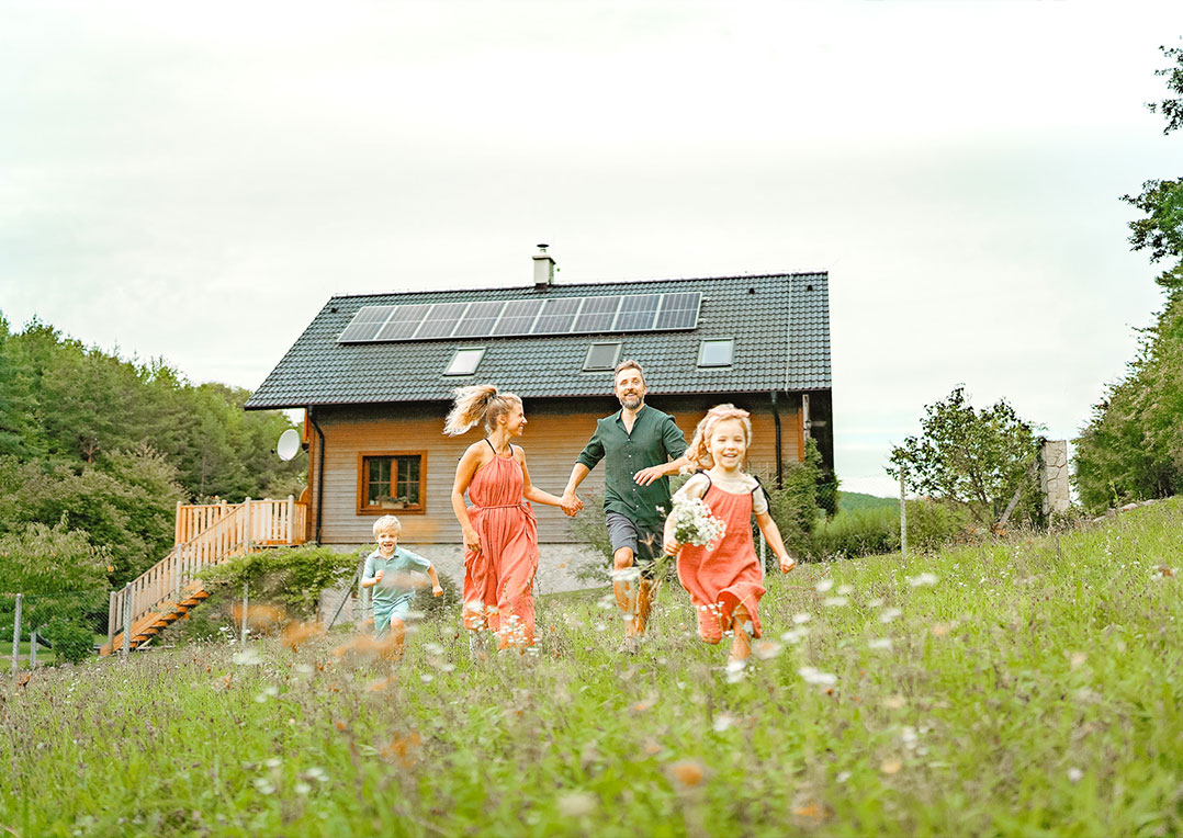 Familie vor einem Haus Solaranlage Anfrage starten