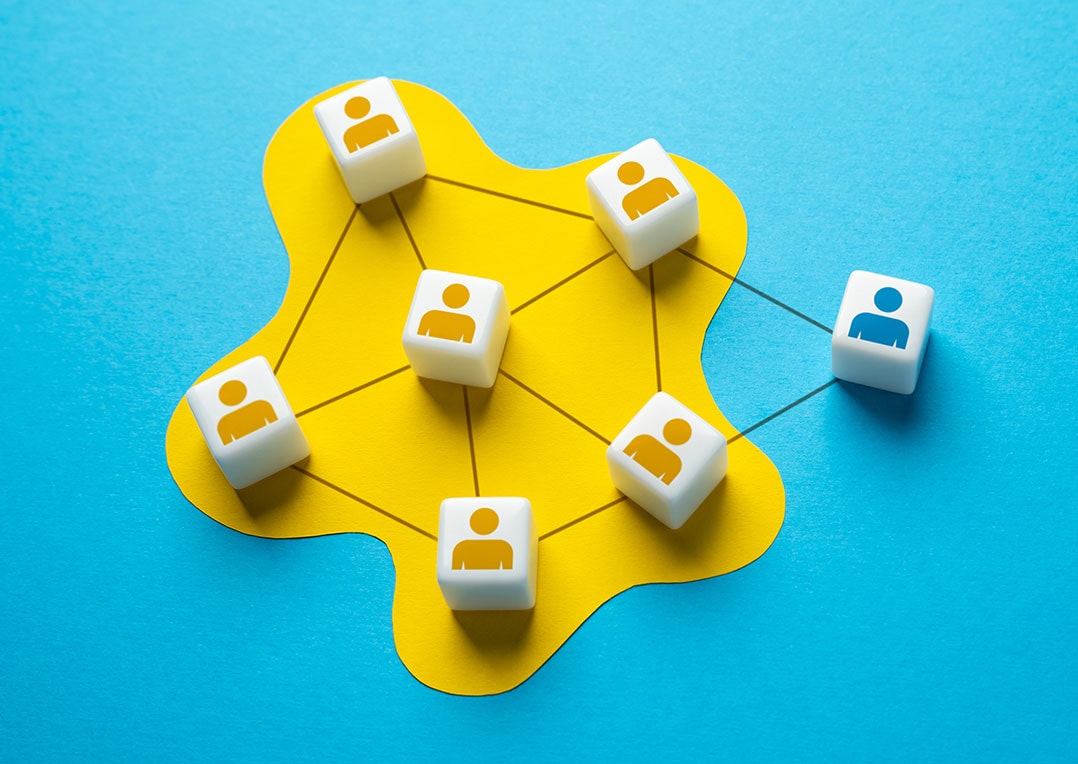 Schematische Darstellung des Vertriebs von Paul Energie mit blau-gelbem Hintergrund und Würfeln mit Personen-Icons, die das Partnernetzwerk symbolisieren