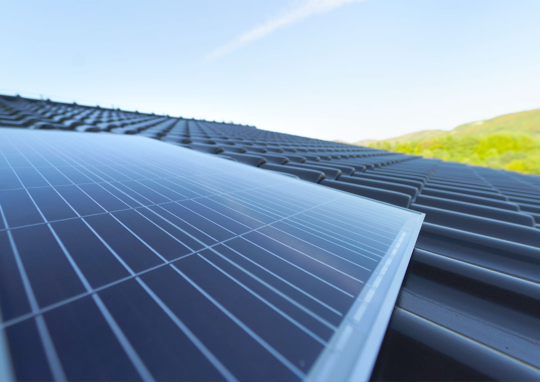 So funktioniert Ihre Solaranlage - Nahaufnahme von Photovoltaik Solarmodulen auf dem Dach, alternative Energie, ressourcenschonend und nachhaltig